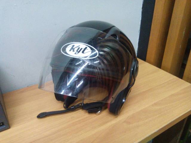 SandyRamad's tweet photo. FS helm KYT 2vision. 199k kondisi 90%, minus karena pemakaian,minat line: ccaki17. #ModalFinal #PersibJuara #RoadGBK https://t.co/li4k93cz6Z