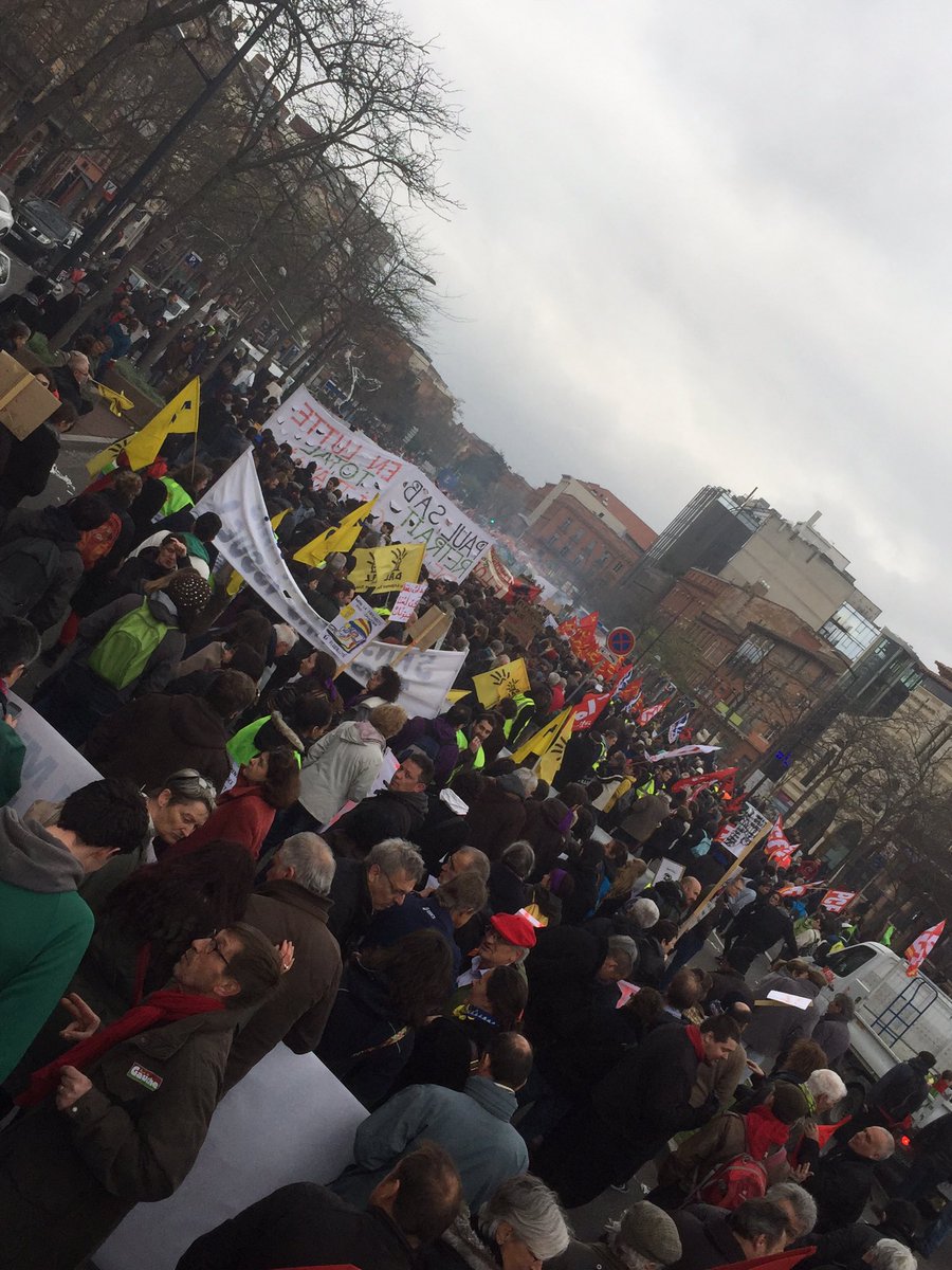 LiseMaillard's tweet photo. C'est bien, en 2h on a fait 500m ! Toulouse envahit la rue contre la #LoiTravail ! #OnVautMieuxQueCa @LePG31 https://t.co/Qhu4UaALyV