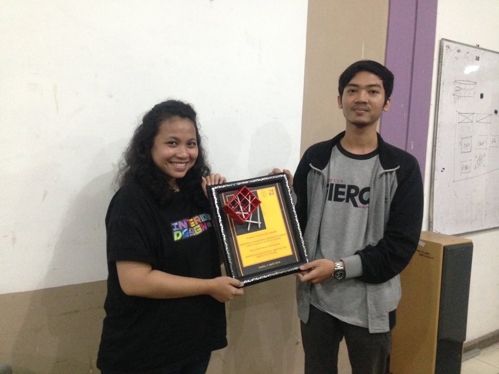 Kenang-kenangan dari Himpunan Mahasiswa Arsitektur UNS kepada Himpunan Mahasiswa Desain Interior UNS🤓