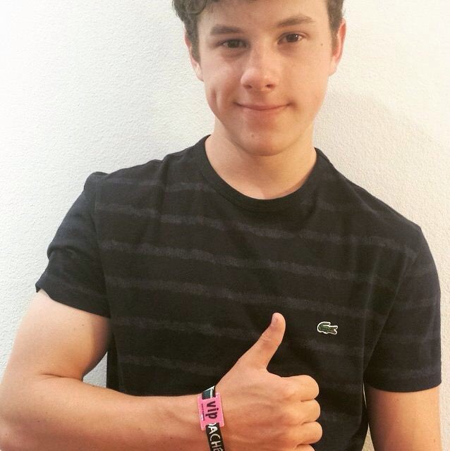 Niamh On Twitter Does Anyone Else Think Shawn Mendes Looks Like Luke From Modern Family Https T Co 64a9fpuqie