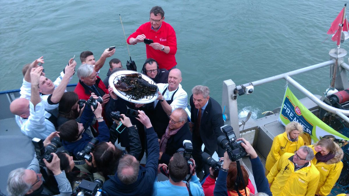 Joop Braakhekke opent kreeftenseizoen
pzc.nl/regio/zeeuws-n…