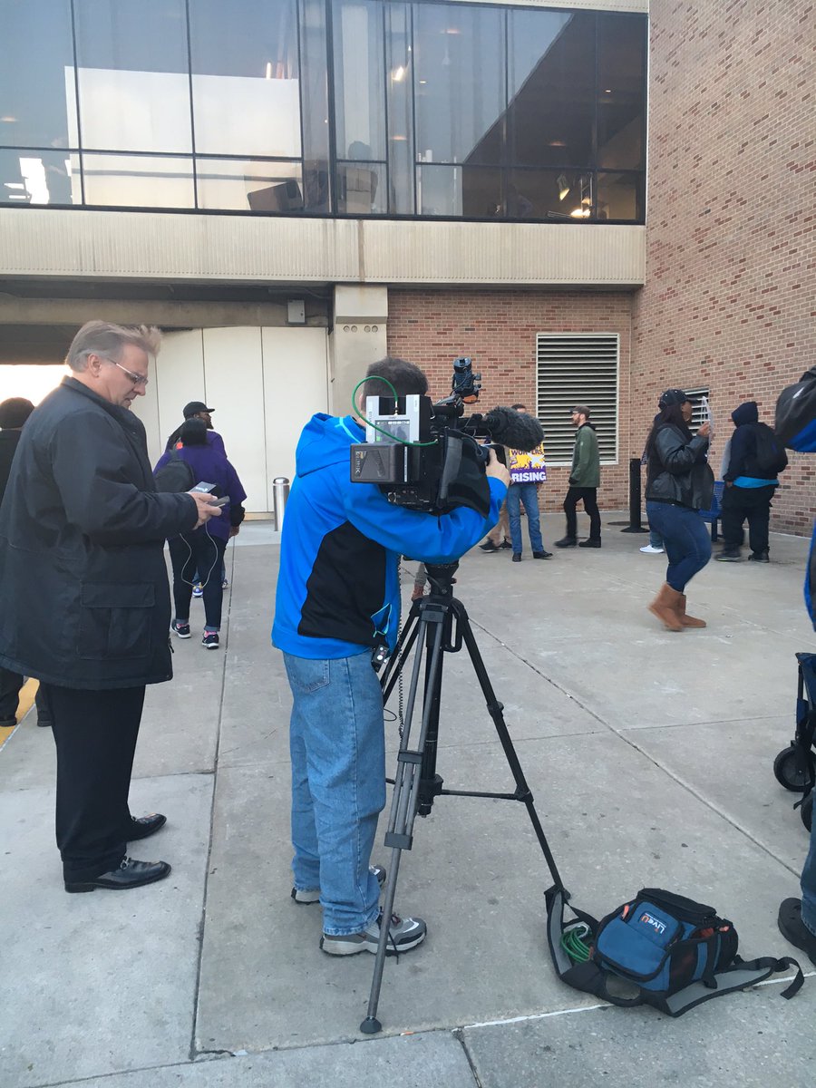 JenniJoyceTV's tweet photo. Workers @PHLAirport on strike fighting 4 fair treatment&pay from employer #primeflight #mcginnsecurity @FOX29philly https://t.co/y4x4tyntPO