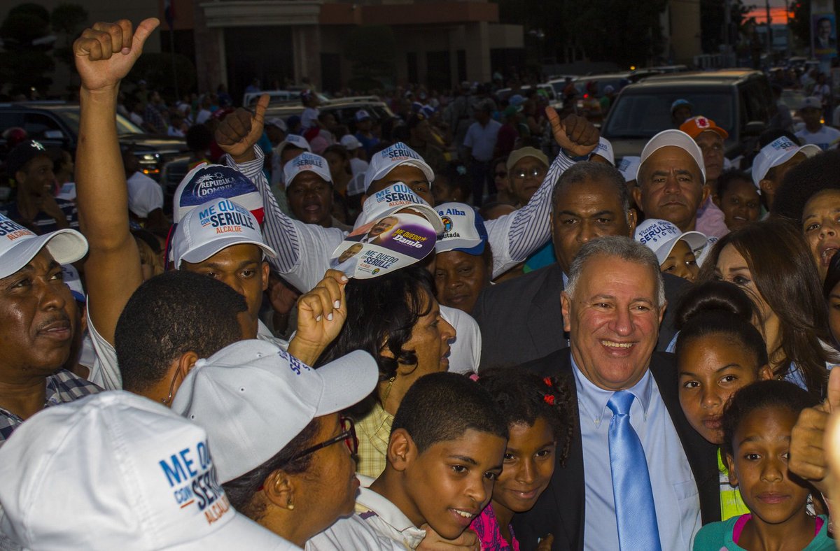 Pueblo de Santiago expresa: “Yo me quedo con Danilo. Yo me quedo con Serulle” @papyperez1 <a href="/AlcaldiaStgo/">Alcalde de Santiago</a> <a href="/G42016/">Gilberto Gana</a>