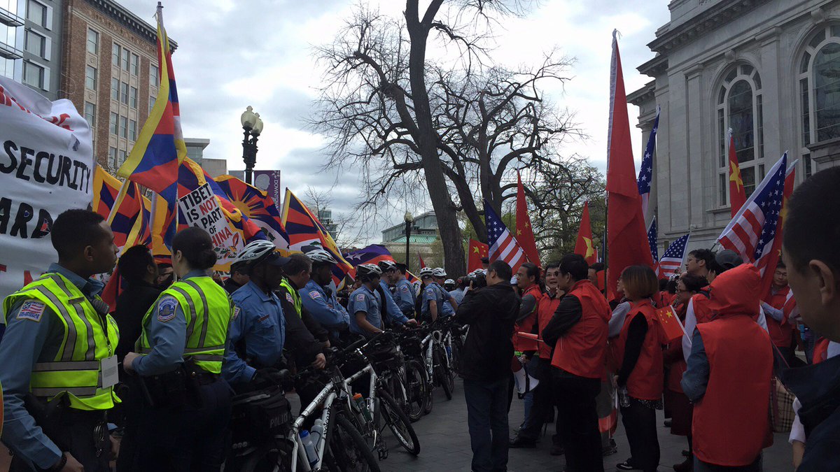 SHFWire's tweet photo. “Xi Jinping: liar, liar” shouts a group of protesters to government supporters outside the #NSS2016 https://t.co/xoLi7LFv1O