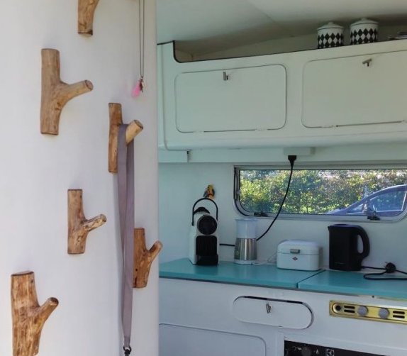 Caravanity's tweet image. Prachtige binnenkijker in een waanzinnige Constructam met geniale haakjes voor jassen enzo
caravanity.nl/6671-2/