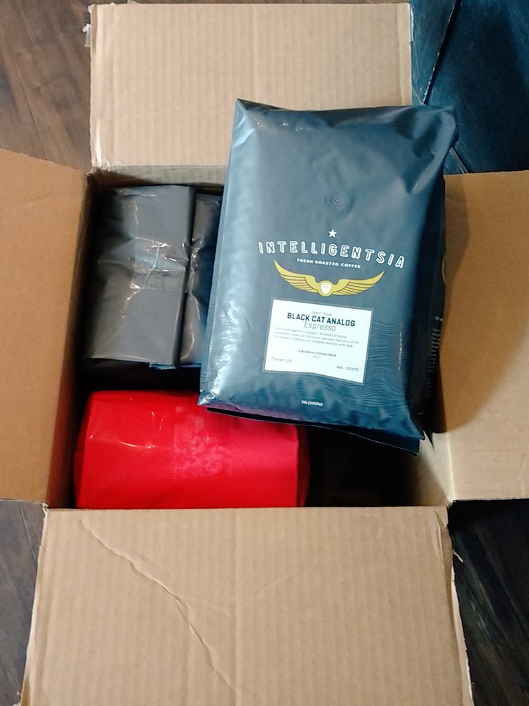 chocolatebargi's tweet photo. Did you know? We order our beans Monday, @Intelligentsia roasts it Tuesday, it's here by Thursday! #sofreshsogood https://t.co/bDq3WQGQxX