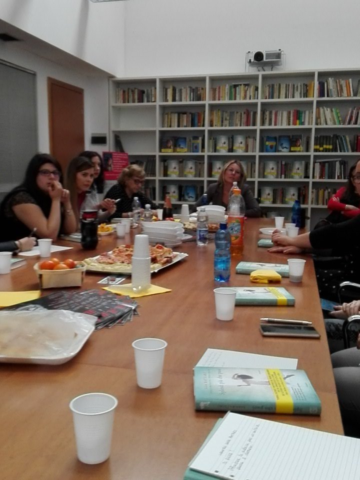 CLetteraria's tweet photo. Con @SaraRattaro a Milano: una tavola rotonda di donne, che parlano di violenza sulle donne. Che tornano a splendere https://t.co/9SzOCooaTQ