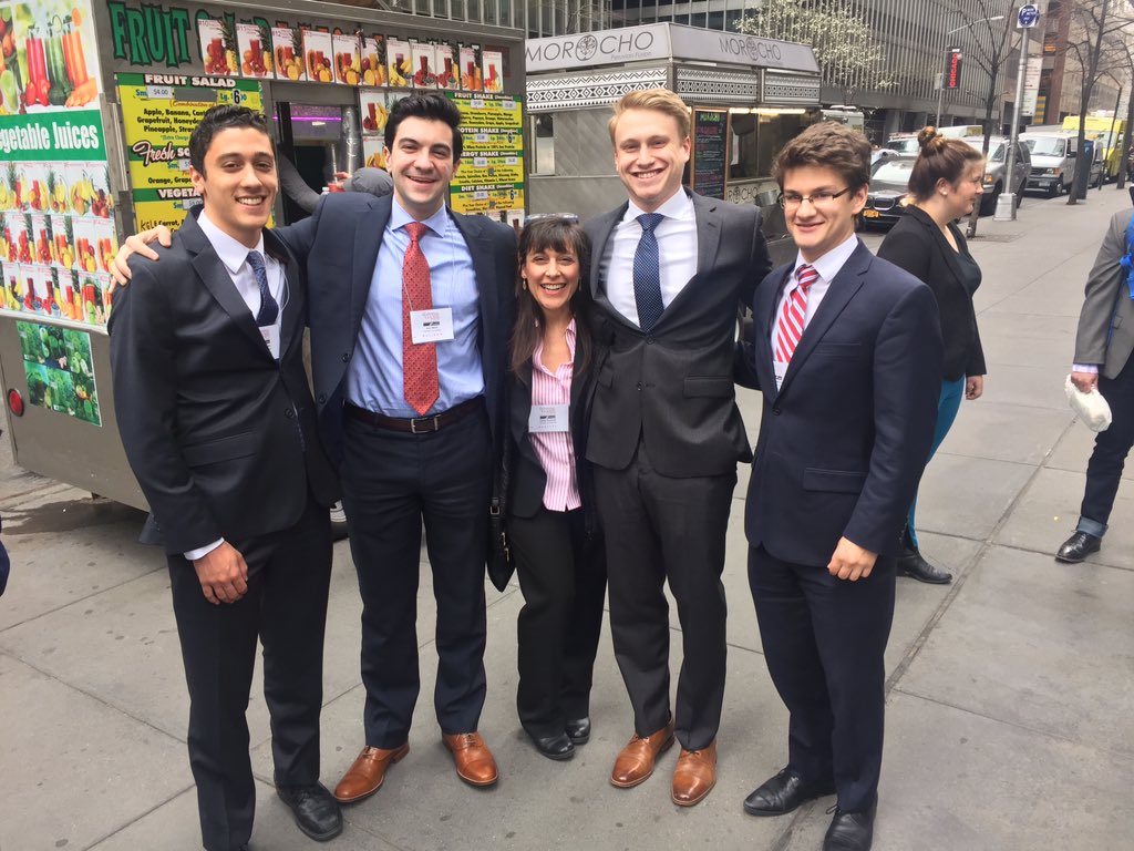 fox_finance's tweet photo. Lunch in New York City @theowlfund @CindyAxelrod https://t.co/JYArloEELU