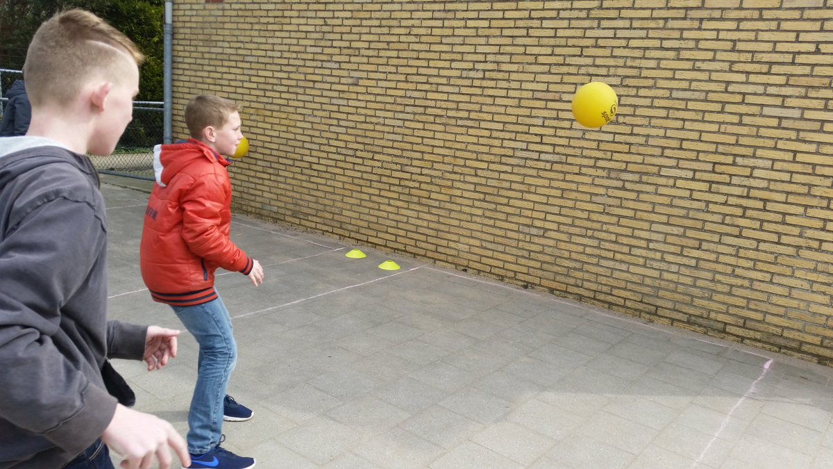 Menno_BW's tweet photo. Leuke @BeweegWijs activiteiten op de #SintTheresia! #muurbal #voettennisbalparcours #poolen https://t.co/eFrqTYNZCg