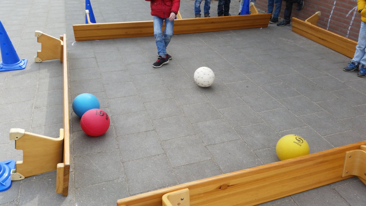 Menno_BW's tweet photo. Leuke @BeweegWijs activiteiten op de #SintTheresia! #muurbal #voettennisbalparcours #poolen https://t.co/eFrqTYNZCg