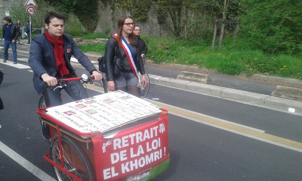 marcsoulhol's tweet photo. Notre superbe triporteur présent avec les 25000 grenoblois 
On a crié, on a chanté
belle manif contre la Loi Travail https://t.co/xnssCtuycG