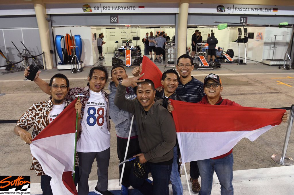 MSI_Images's tweet photo. #f1 @RHaryantoracing @SahabatRio @Indonesia #fans @BAH_Int_Circuit #fans #flags #t-shirts @StarSportsIndia https://t.co/9AKPFZNPm6