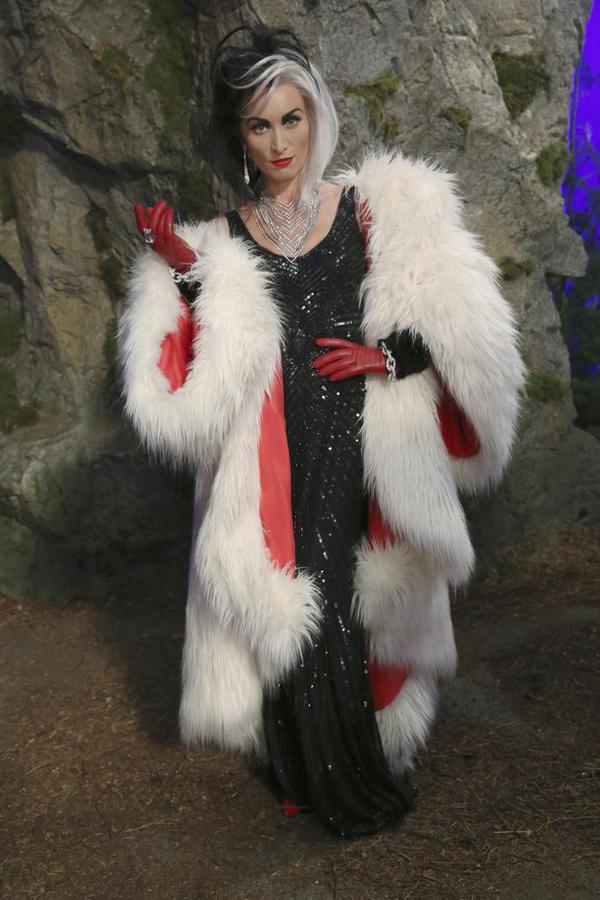 BadassWomenOUAT's tweet photo. @VictoriaSmurfit spam in honor of the birthday girl!!!
#BadassWomenofOuat .. Drinks on us Miss De Vil https://t.co/SzLG5w27Wv
