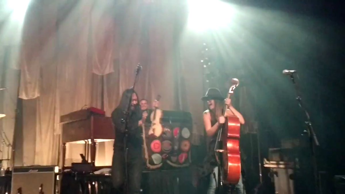 eneevs's tweet photo. An @theavettbros #TBT to some role reversal between @joekwon80 and @TaniaE_Fiddle #Avett #ChicagoSoon https://t.co/KQY7k5mDsM