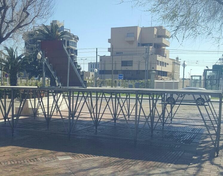 Escenari a Pl.Carros per al vermut de diumenge de <a href="/CucaferaTGN/">Cucafera Tarragona</a> amb <a href="/rumbescanya/">RUMBES CANYA</a> i <a href="/Sondecalletgn/">SON DE CALLE (tgna)</a> #25anysCucaferaTGN