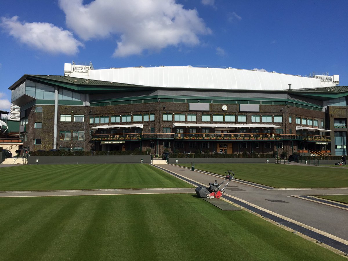 AELTCGroundsman's tweet photo. Spring has sprung, sun is shining and the aroma of fresh mown grass hangs in the air #CrossCourtCut https://t.co/9IksJvfwK2