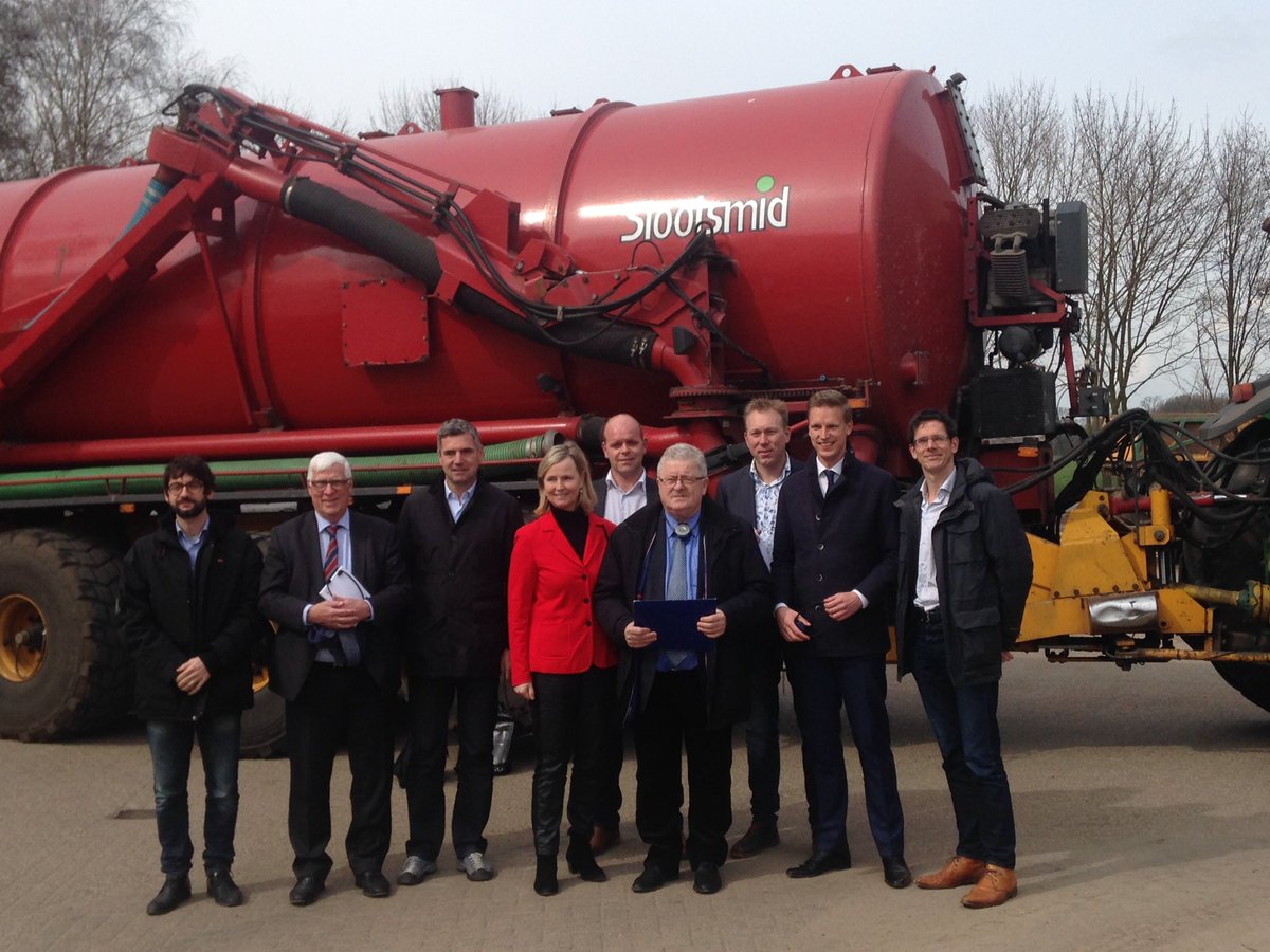 Europarl_NL's tweet photo. Afsluiting werkbezoek EP landbouwdelegatie aan innovatief NL bij @GrootZevert mestverwerking en #koeientuin https://t.co/jqdlfWCPw0