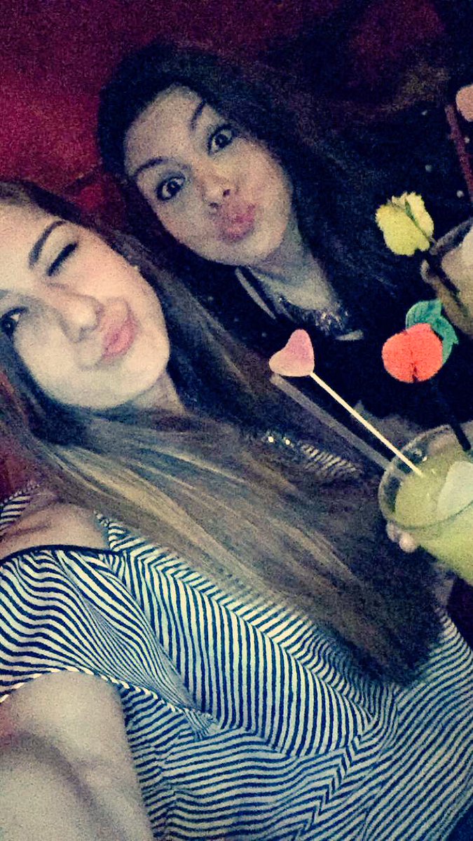 OlgaGomezG's tweet photo. Descubriendo lugares #quebienseestacuandoseestabien 💕👯 @rosafraau https://t.co/RsYXIyn4rp