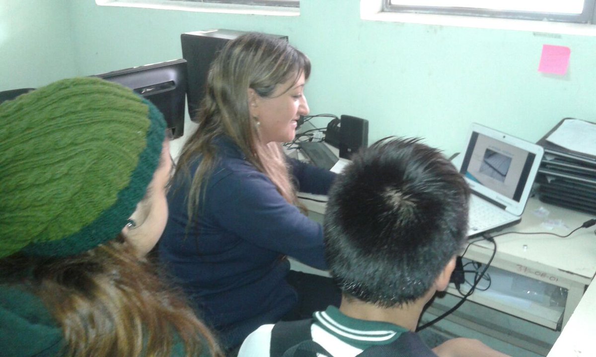 edudigtuc's tweet photo. Referente Técnico Escolar socializa contenidos y recursos TIC con docentes y alumnos en Esc. Técnica Nº 1 Monteros https://t.co/AEcG57yW0P