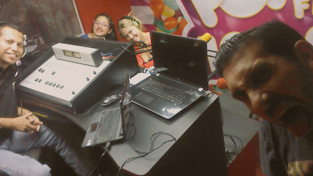 Este grupete disfruta lo que hace.! @carolasulbaran <a href="/Jessica_rengifo/">Jessica Rengifo</a> <a href="/LoretoLocutor/">Loreto Locutor</a> <a href="/vicneda/">Victor Neda</a> #GrupoPOP