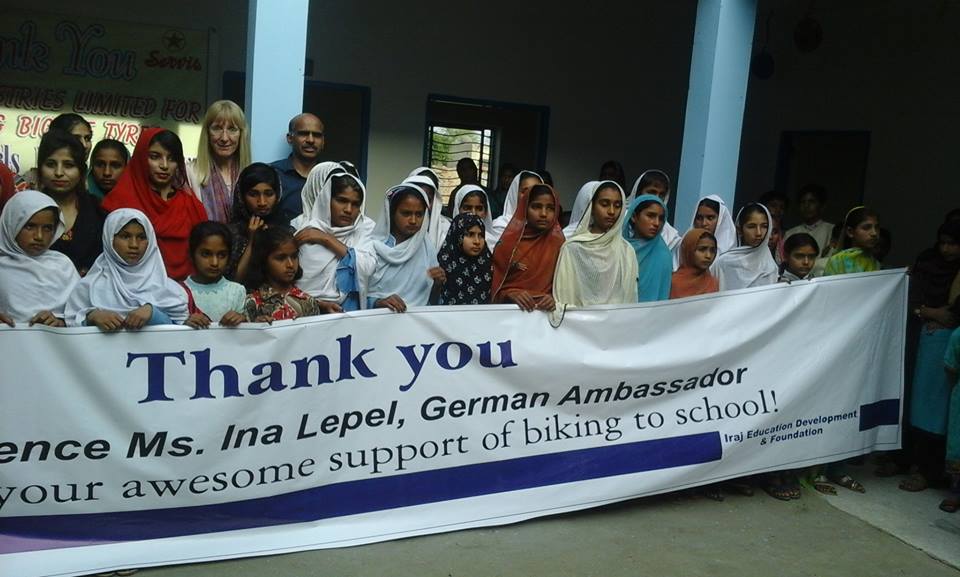 AsifMalik30's tweet photo. Inspirational: German Ambsdr #InaLepel distributed bicycles for female students of ArifWala #Punjab #Pakistan #Edu https://t.co/6sbz5thDzZ