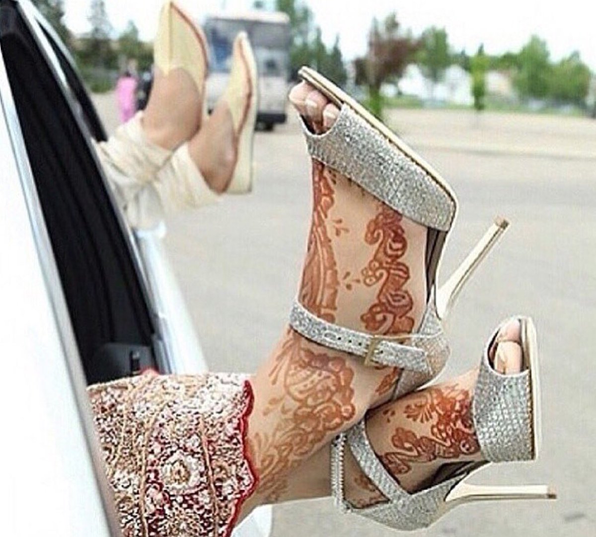 StudioSheen's tweet photo. This is called (literally) kicking up your feet after a beautiful wedding day. Bridal dreams… @bridal_dreams https://t.co/D87YNtjjPs