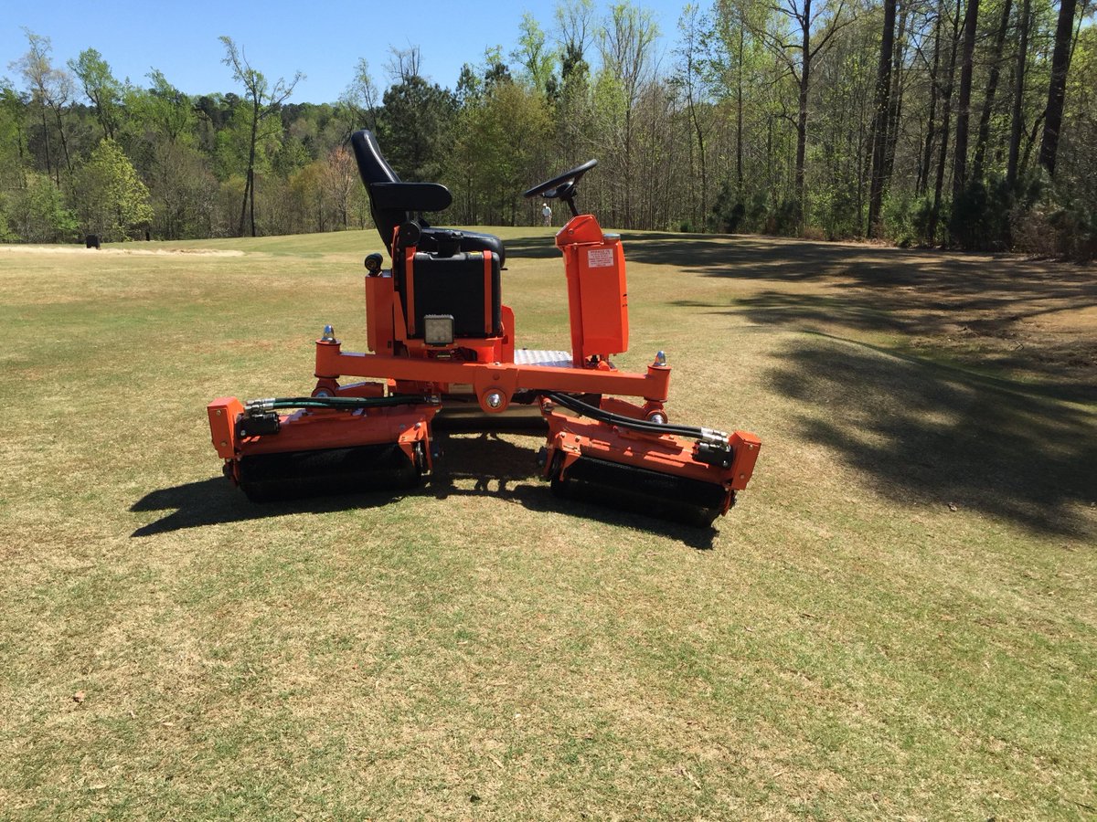 salscoinc's tweet photo. @RevelsTractor Field Day showing off the @salscoinc #HP11III #RollNGo #Tranzformer #GreensRoller https://t.co/UIdqtvCbbS