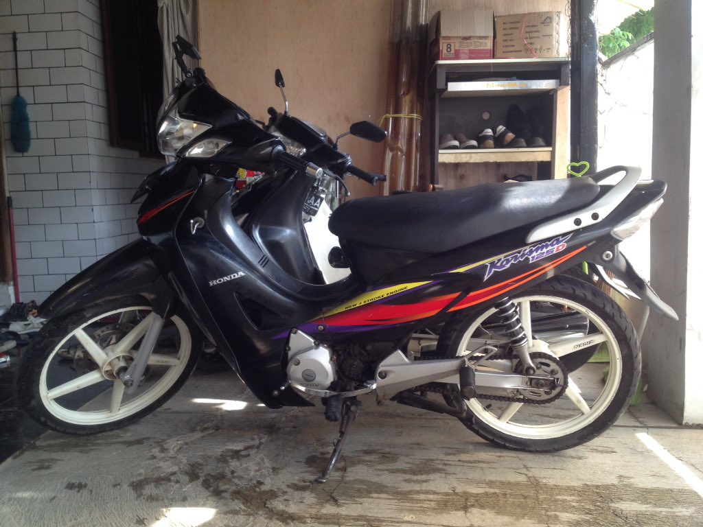 kindamatter's tweet photo. Kagok helm mah, sakalian we motorna jual kharisma 125D 2003 plat D kodya 3,5 nego  #ModalFinal @officialvpc https://t.co/wzK2Q8hcky