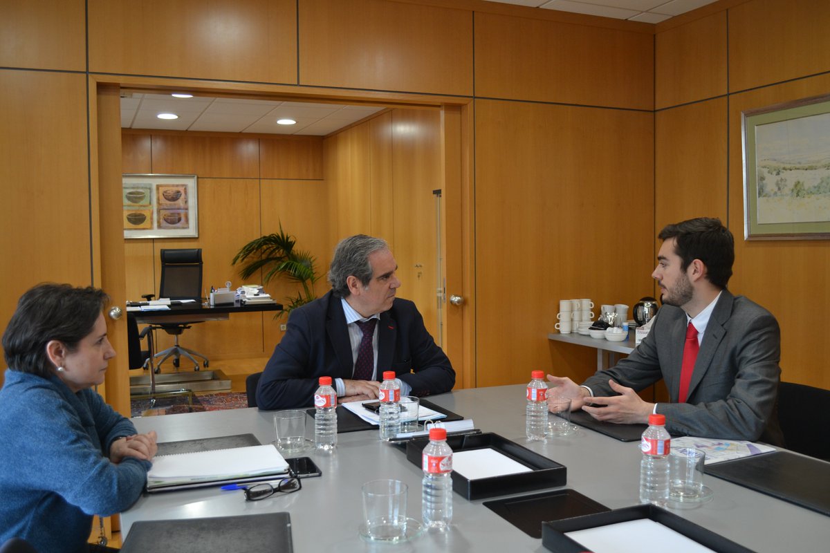 PresidenteCGCOF's tweet photo. Reunión con Antoni Miró, presidente Federación Estudiantes de Farmacia. Trabajando con el futuro de la Profesión https://t.co/DlgWklqm6j