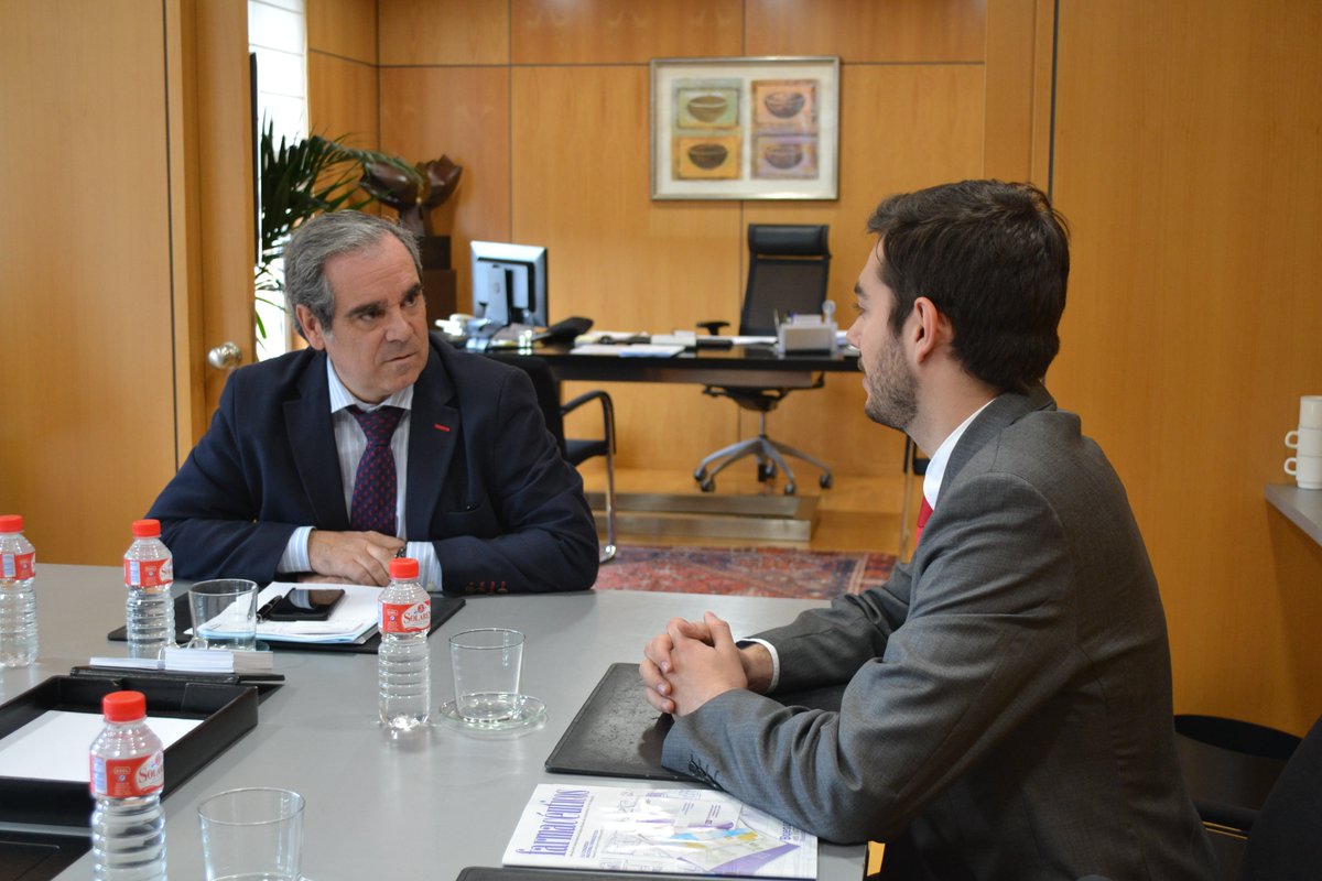 PresidenteCGCOF's tweet photo. Reunión con Antoni Miró, presidente Federación Estudiantes de Farmacia. Trabajando con el futuro de la Profesión https://t.co/DlgWklqm6j