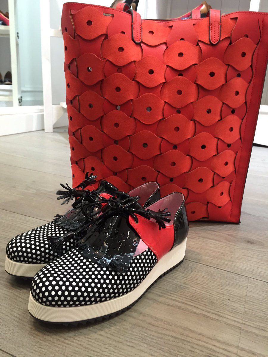 NuriaBerdonces's tweet photo. En #nuriett puedes hacerte con éstos bluchers de diseño exclusivo. Para las que buscan marcar la diferencia ❤️❤️❤️❤️ https://t.co/hBbYVDreyT