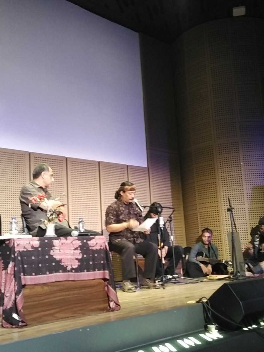 Kang Iman Soleh membacakan tarawangsa sebagai pengantar menuju diskusi buku #MeregukCintaRumi