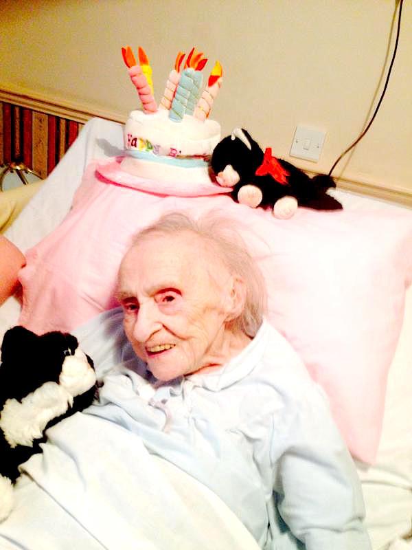 GrinsteadOnline's tweet image. 108th birthday for cheeky Nan eastgrinsteadonline.com/2016/03/31/108…