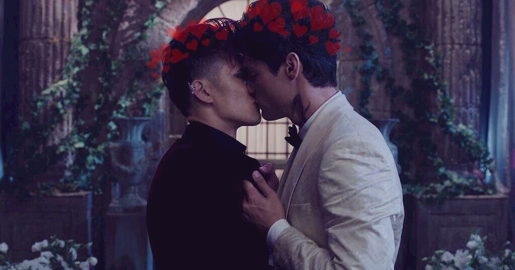 MattcamDaddario's tweet image. MALEC KISS😍😍 @MatthewDaddario @HarryShumJr