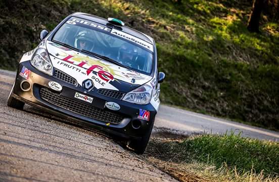 Vm_MotorTeam's tweet photo. La #VmMotorTeam nel weekend al via del #RallyDelTartufo con CARLO CAMERE e STEFANO BOSCO sulla Renault Clio R3C https://t.co/Jjkp6c6sc4