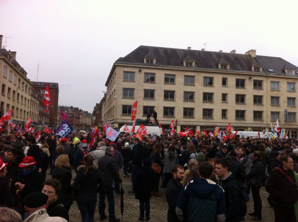 DiiiB80's tweet photo. À #Amiens on est prêt pour la manif et après. #loitravailnonmerci #greve31mars https://t.co/uiVvzYgXR6
