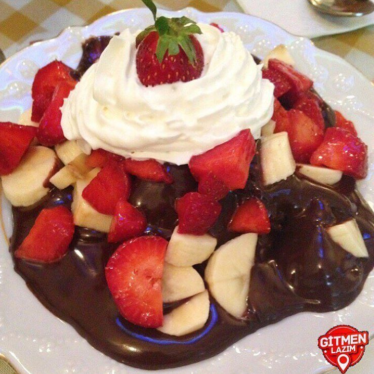 gitmenlazim's tweet photo. Tatlı Krizi Krizi🍓😋🍴 "J'adore Chocolatier - Beyoğlu'na #gitmenlazim 👣 https://t.co/rvTuXKW43x