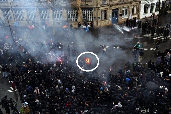 vivien_hoch's tweet photo. #LoiTravail : le drapeau communiste et ses 100 millions de morts dans les rues de Paris https://t.co/RlkaPEGpQg