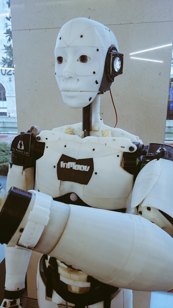 Ce robot, conçu et imprimé en 3D par <a href="/InMoov/">InMoov</a>, est capable d'interagir avec un humain en lui serrant la main par ex