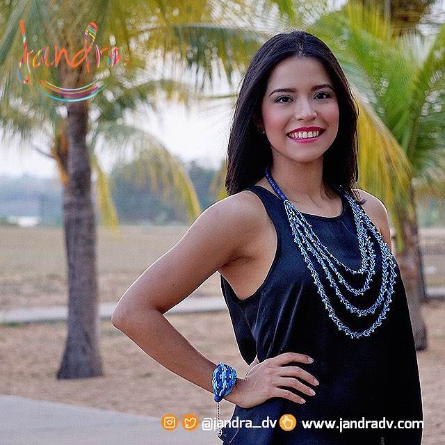 Jandra_dv's tweet photo. Experimenta un look práctico, divertido, elegante y lleno de color con las hermosas piezas #HechasAMano por #Jandra https://t.co/WEts5wC4AD
