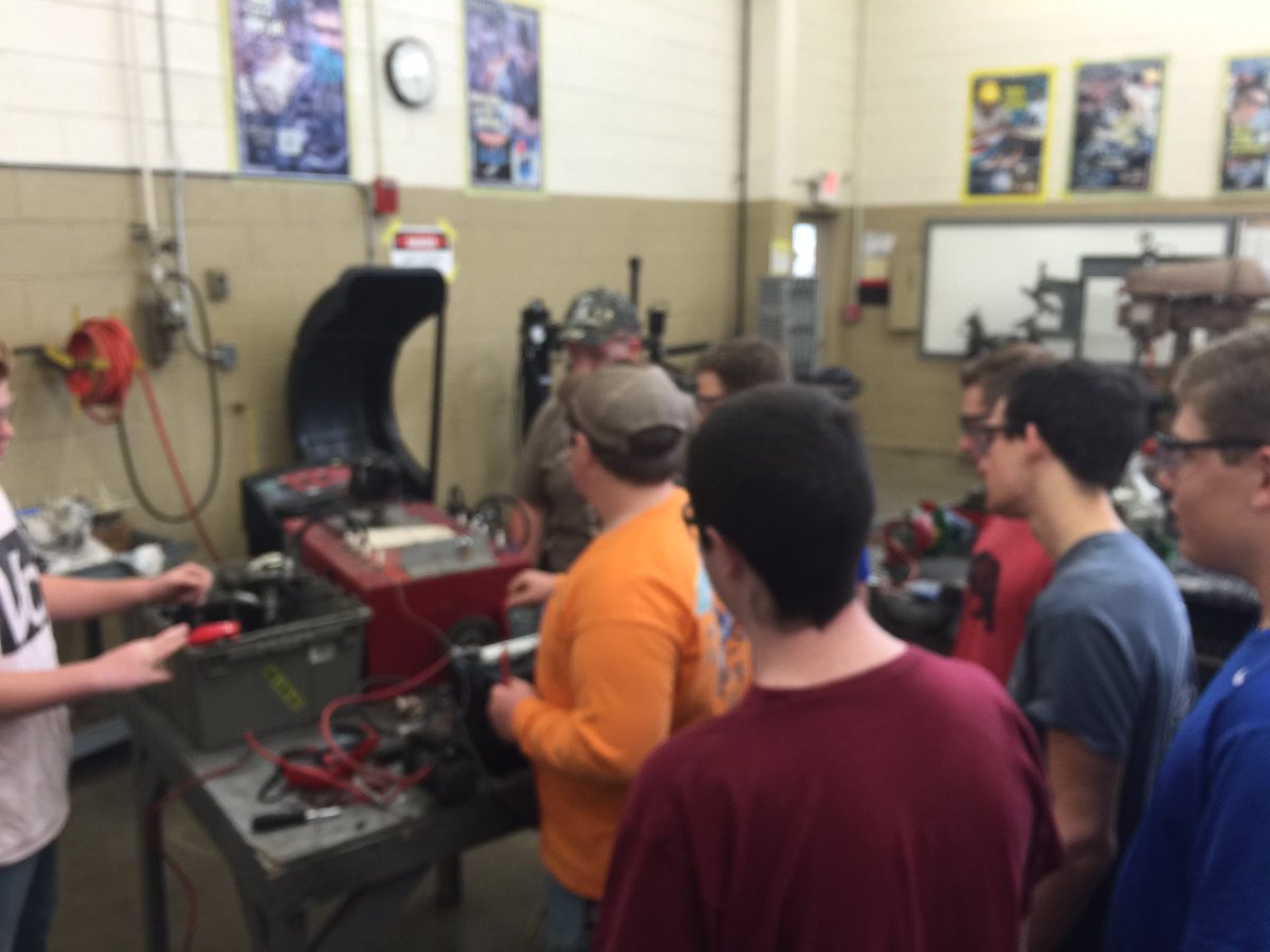 Halls HS Automotive students troubleshooting electronics. #realworld #iamCTE @KCSinnovation <a href="/KCSCTE1/">KCS-CTE</a>