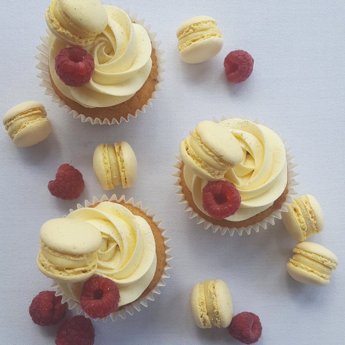 weelyns1's tweet photo. Raspberry and passionfruit cupcakes 👌 #foodporn #minimacaroons #bestjobever https://t.co/z9saa9thIT