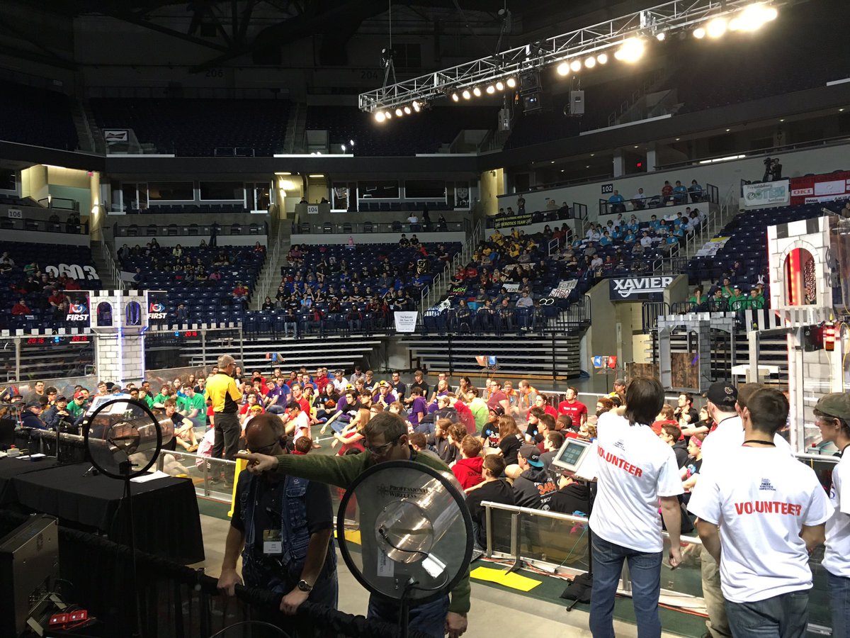 UCRobots's tweet photo. #queencity #omgrobots drivers meeting in progress https://t.co/EQkmB3xpMD