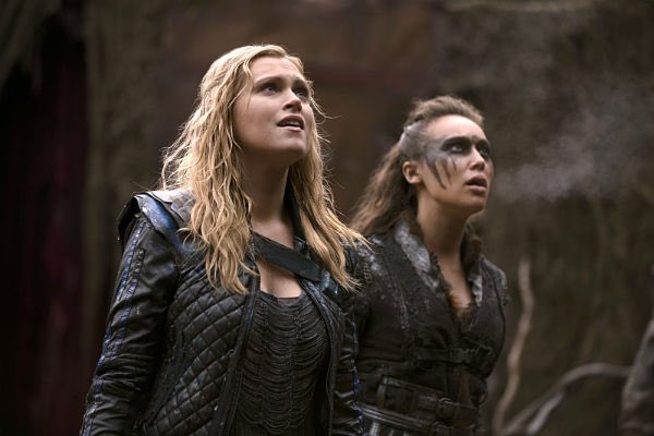 choosebetweenit's tweet photo. rt for Clexa 
like for Bellarke https://t.co/e3FwcgnDwm