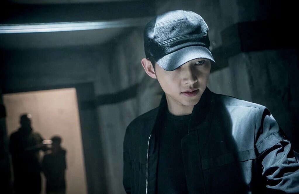 TheDramaKorea's tweet photo. Menyelamatkan pujaan hati, wajib tampil keren &amp; trendy. Ayey. #DescendantsOfTheSun #KaptenGanteng https://t.co/iK048bIEeN