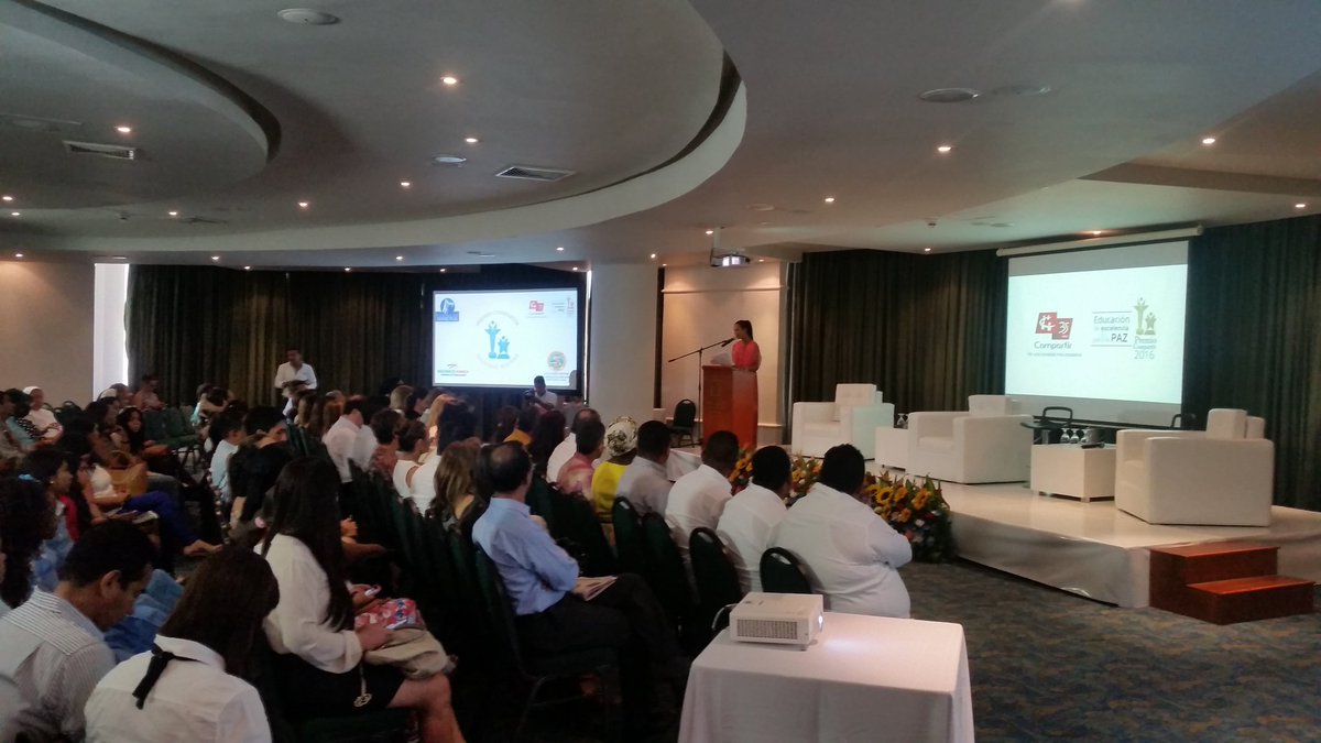 Damos inicio a la ceremonia #PremioCompartirBolívar 2016 y relanzamiento de #TertuliasEntreMaestros