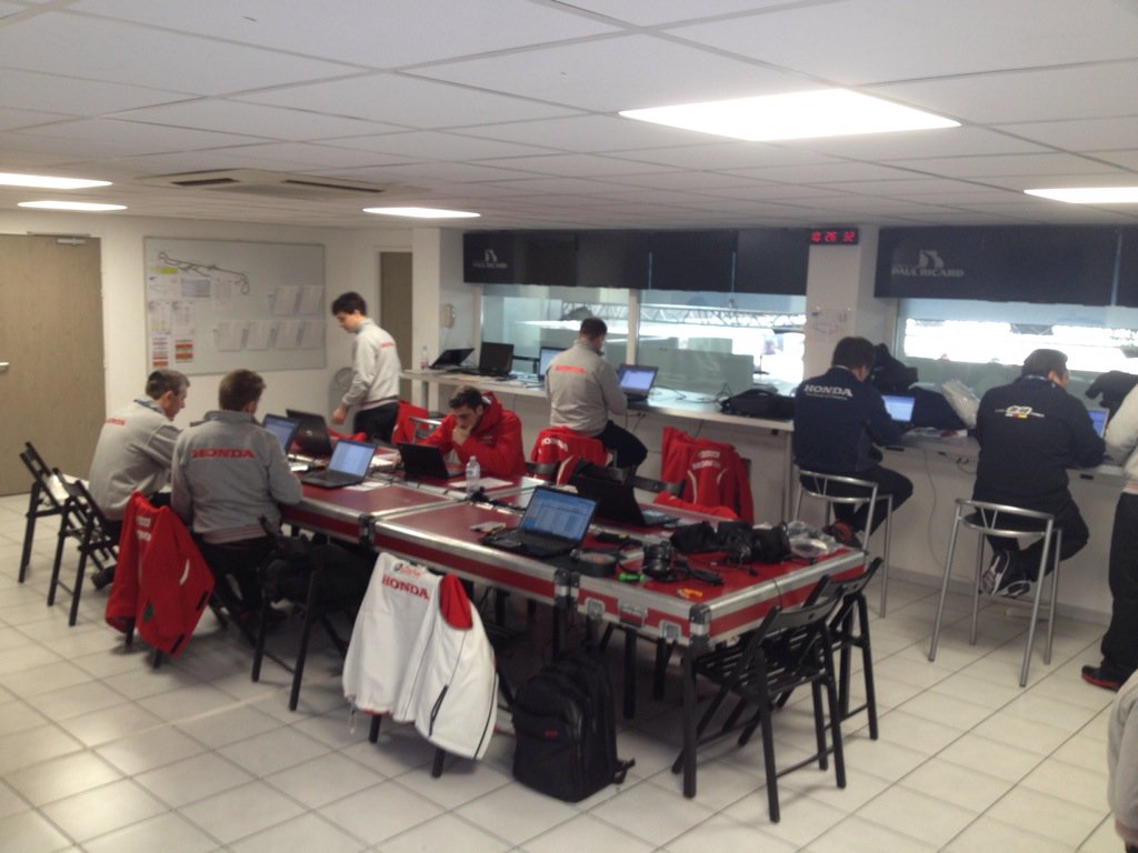 hondaracingwtcr's tweet photo. Not on track today, but the team is still hard at work getting everything ready. #wtcc https://t.co/vkXq1BDKbF