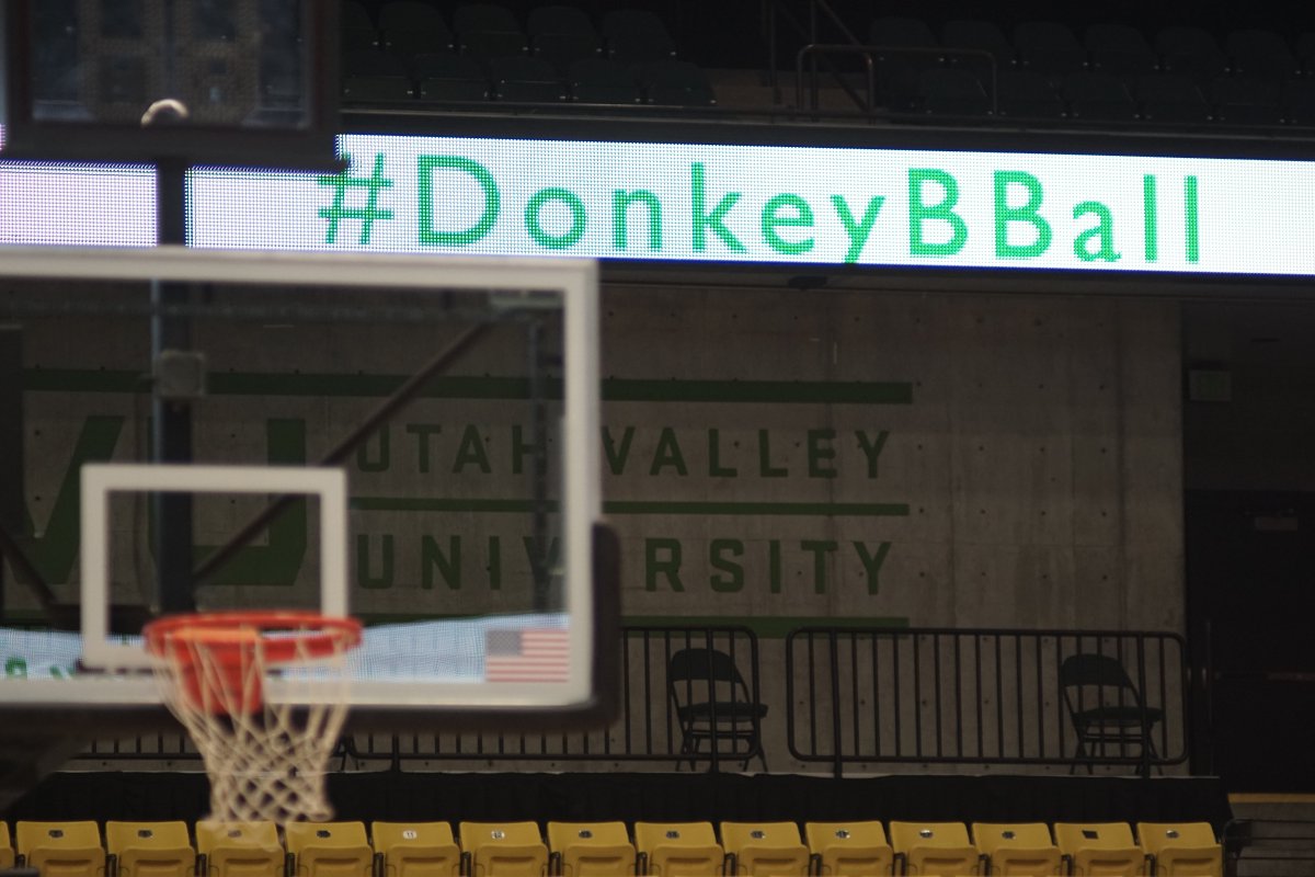 UVdonkeyBball's tweet photo. We will be releasing pictures from last night's event on our FB page throughout the day. https://t.co/XF5G5bmTx7 https://t.co/08kzRlPsGO