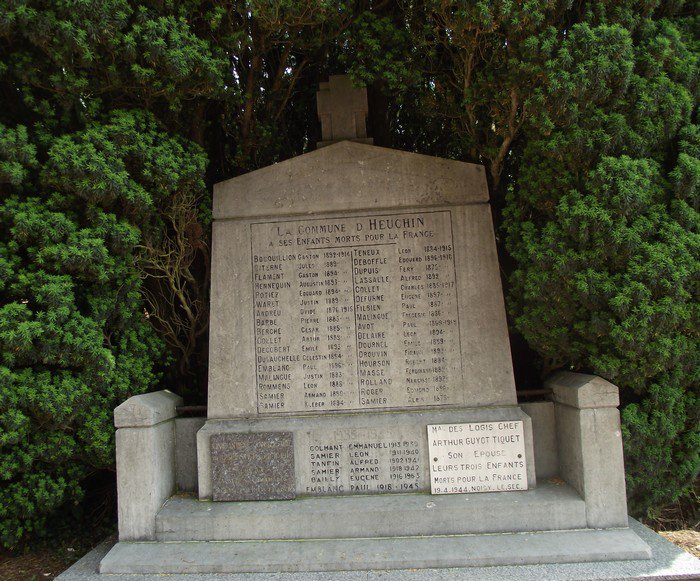 Clos_Medi's tweet photo. Monument aux morts et plaque dans l'église #Heuchin #pasdecalais #1GM #DPDN https://t.co/TcQLSZheUF
