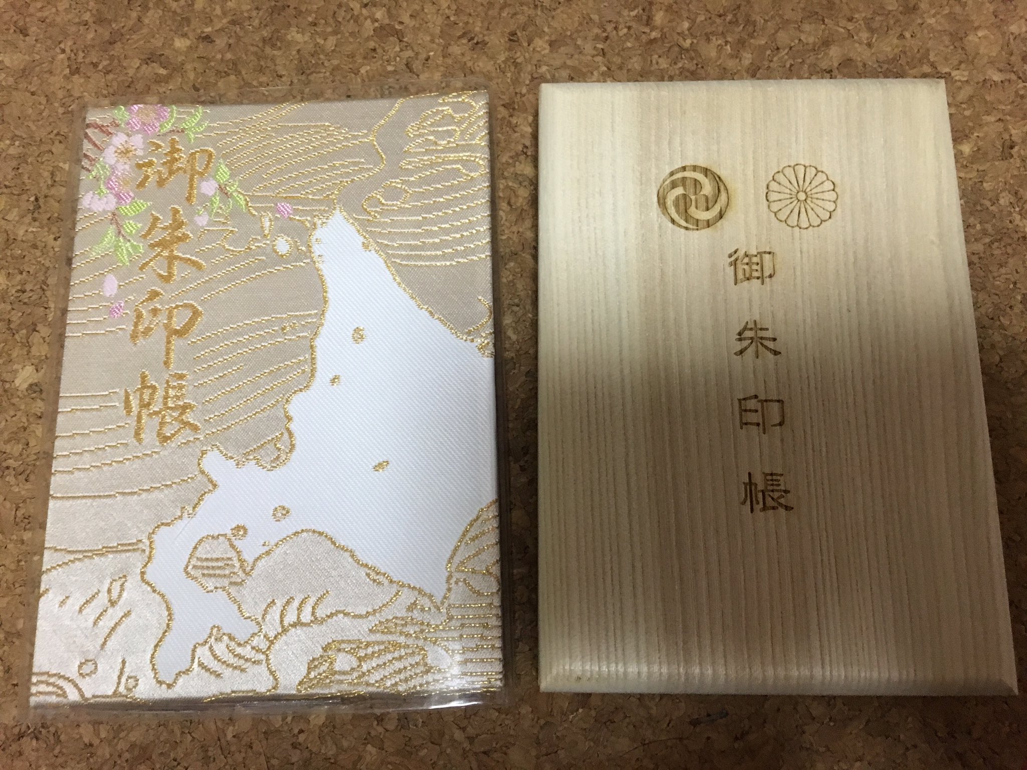 Manami 日光で御朱印帳1冊終わったけど北海道行って湯倉神社と函館八幡宮でまた2冊 函館八幡宮は木の表紙 函館護国神社 にも行ってきた どこも素敵な御朱印です T Co Aztfmxlq3f